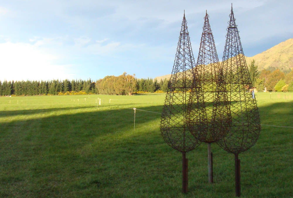 Garden Art Sculptures Made From Recycled Fencing Wire In Lake Tekapo New Zealand - How To Make Wire Garden Sculptures
